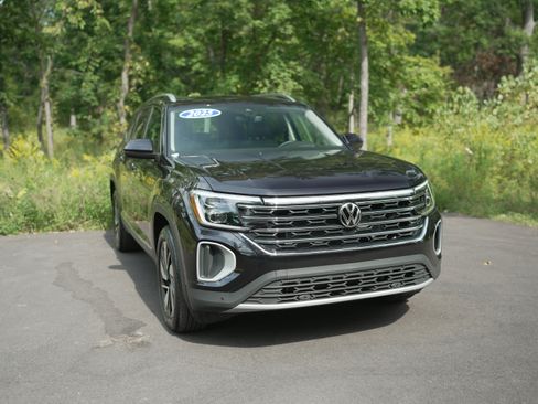 Used 2025 Volkswagen Atlas SEL image 2