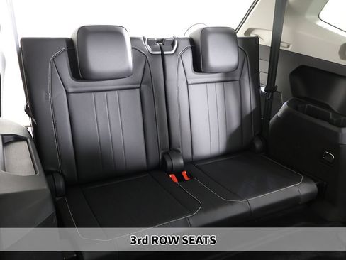 Used 2024 Volkswagen Tiguan SE FWD image 8