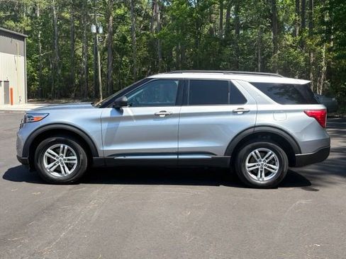 Used 2022 Ford Explorer XLT w/ Equipment Group 202A AWD/4WD image 2