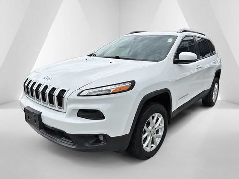 Used 2018 Jeep Cherokee Latitude Plus w/ Comfort/Convenience Group AWD/4WD image 3
