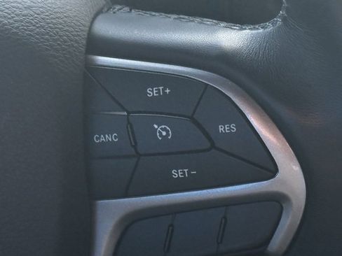 Used 2022 Jeep Grand Cherokee Laredo X image 10