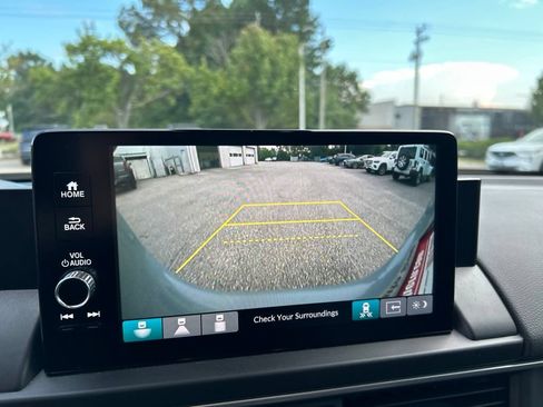 Used 2024 Honda Pilot Touring image 13