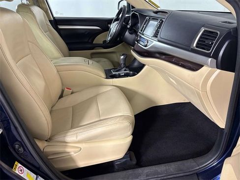 Used 2014 Toyota Highlander XLE image 5