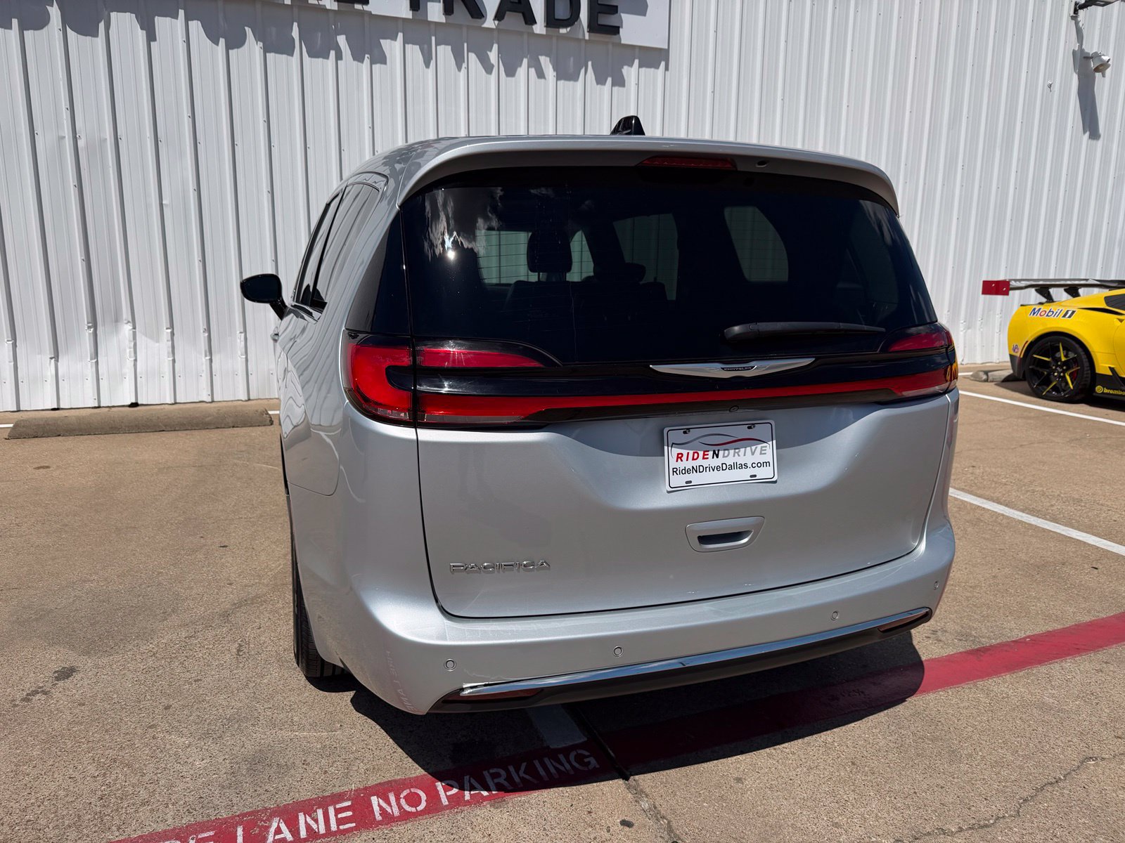 Used 2024 Chrysler Pacifica Touring-L FWD image 5