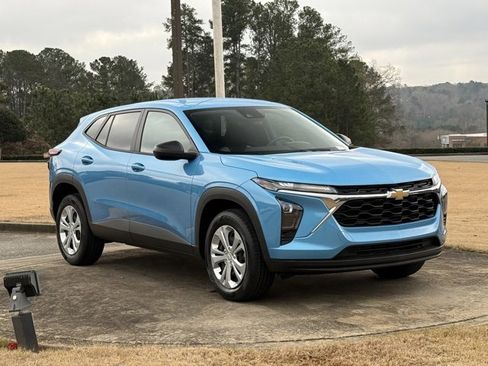 Used 2025 Chevrolet Trax LS image 9