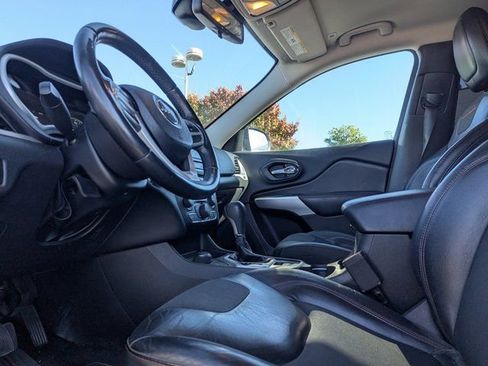 Used 2018 Jeep Cherokee Trailhawk image 21