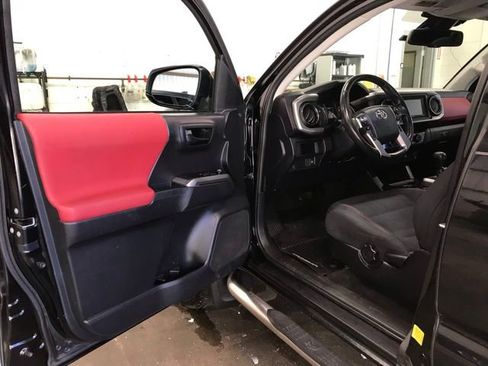 Used 2018 Toyota Tacoma SR5 AWD/4WD image 6