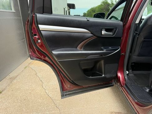 Used 2017 Toyota Highlander XLE AWD/4WD image 13