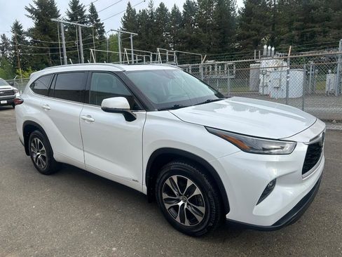 Used 2022 Toyota Highlander XLE AWD/4WD image 3
