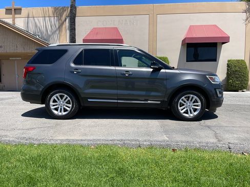 Used 2017 Ford Explorer XLT w/ Equipment Group 201A FWD image 4