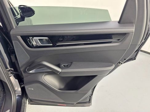 Used 2021 Porsche Cayenne Turbo S image 48