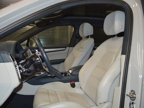 Certified 2021 Porsche Cayenne Coupe image 5