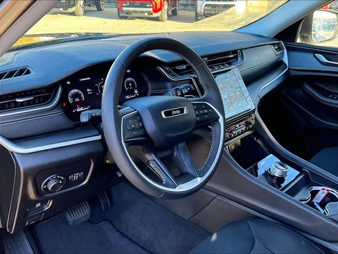 Used 2023 Jeep Grand Cherokee L Laredo image 6