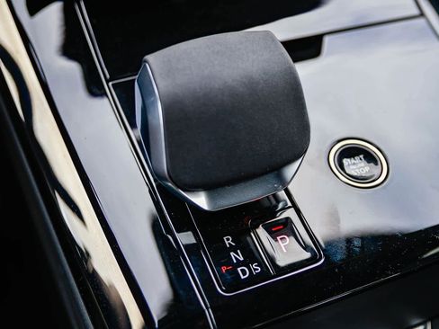 Used 2025 Land Rover Range Rover Sport image 24