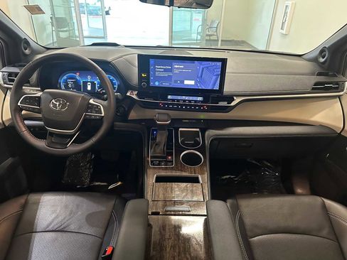 Certified 2025 Toyota Sienna Platinum image 10