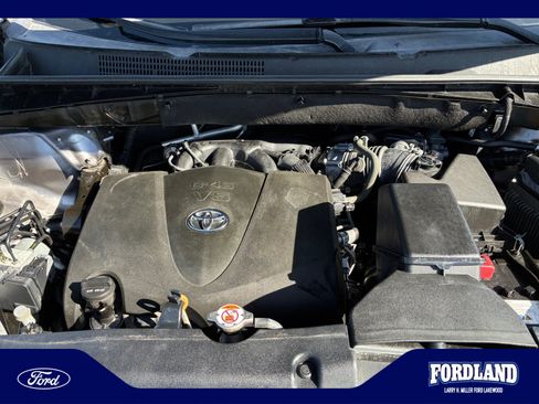 Used 2019 Toyota Highlander XLE AWD/4WD image 22
