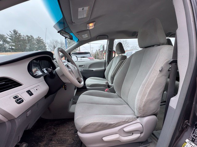 Used 2014 Toyota Sienna L FWD image 10