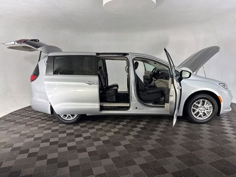 Used 2024 Chrysler Pacifica Touring-L image 13