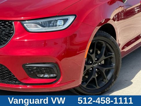 Used 2025 Chrysler Pacifica Limited FWD image 2