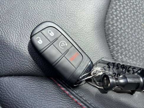 Used 2025 Jeep Compass Trailhawk AWD/4WD image 17