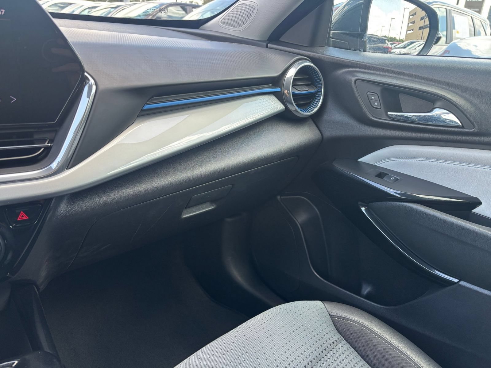 Used 2025 Chevrolet Trax LT w/ LT Convenience Package FWD image 33