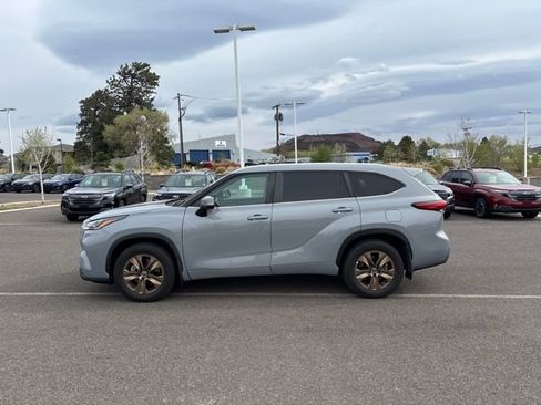 Used 2023 Toyota Highlander Bronze Edition image 6