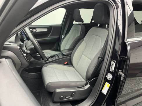 Used 2025 Volvo XC40 B5 Core image 10