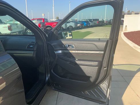 Used 2018 Ford Explorer XLT w/ Equipment Group 202A image 28