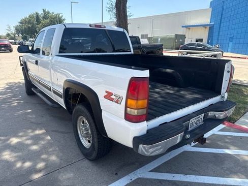 Used 1999 Chevrolet Silverado 2500 LS w/ Firm Ride Suspension Pkg AWD/4WD image 3