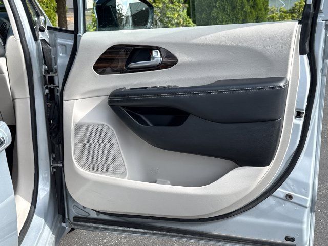 Used 2023 Chrysler Pacifica Limited FWD image 24