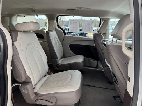 Used 2017 Chrysler Pacifica Touring-L Plus w/ Advanced Safetytec Group image 9