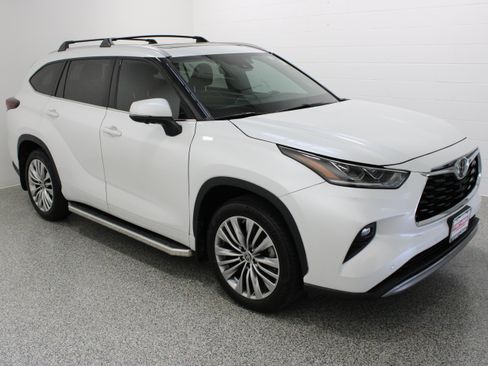 Used 2024 Toyota Highlander Platinum FWD image 4