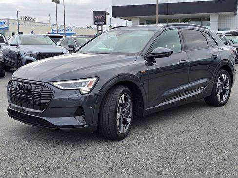 Used 2023 Audi e-tron Premium w/ Convenience Plus Package image 3