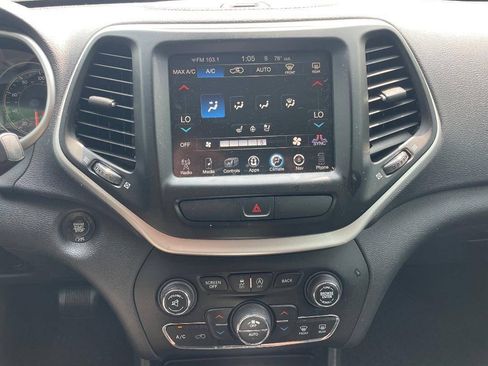 Used 2017 Jeep Cherokee Trailhawk AWD/4WD image 19