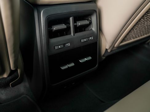 Certified 2025 Porsche Macan Electric image 26