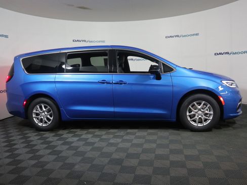 New 2026 Chrysler Pacifica Select image 4