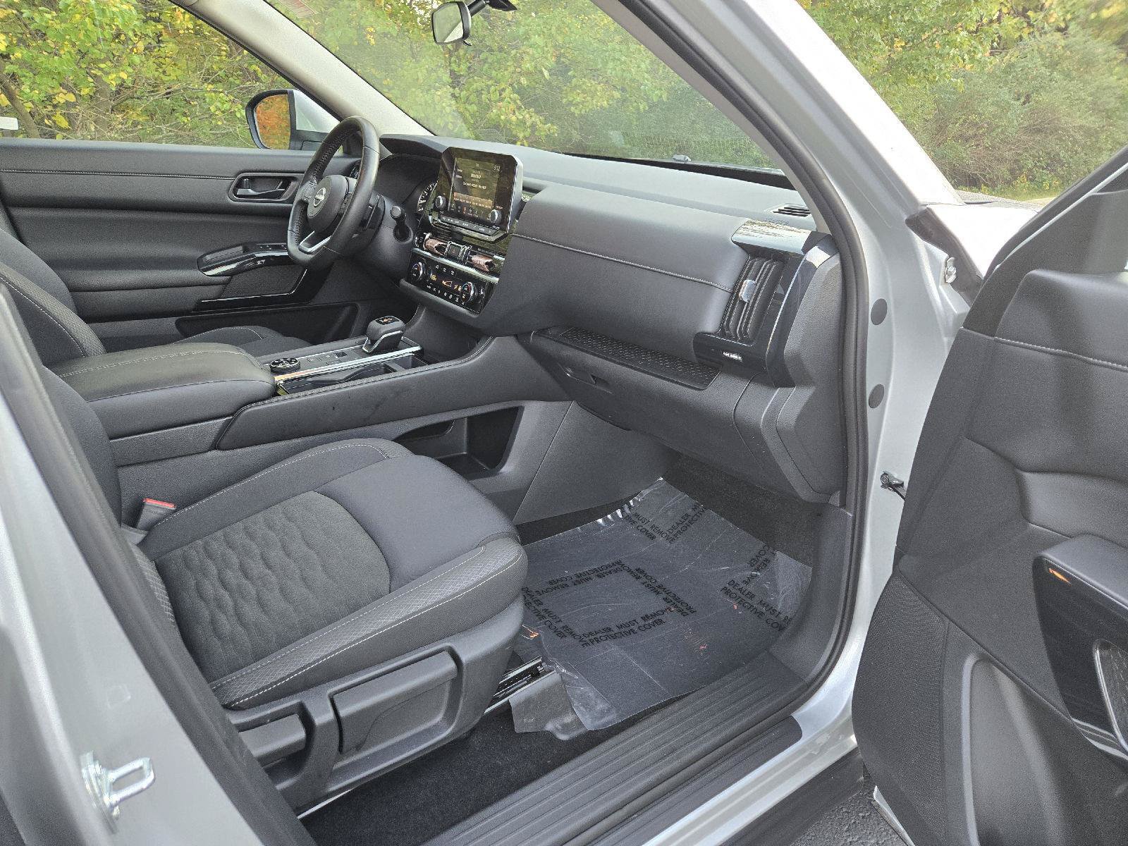 Used 2025 Nissan Pathfinder SV w/ SV Premium Package AWD/4WD image 24