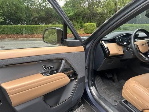 Used 2024 Land Rover Range Rover Sport SE AWD/4WD image 4