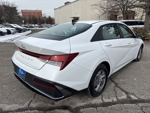Certified 2025 Hyundai Elantra SE image 17
