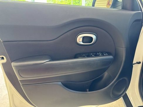 Used 2015 Kia Soul + FWD image 11