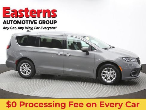 Used 2023 Chrysler Pacifica Touring-L FWD image 49