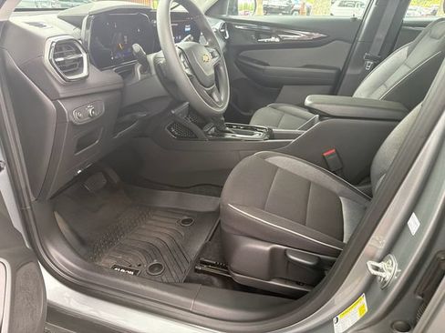 Used 2025 Chevrolet TrailBlazer LS FWD image 9