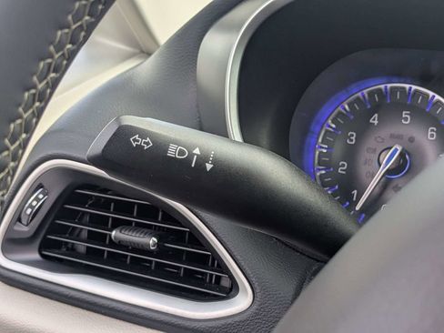 Used 2023 Chrysler Pacifica Touring-L FWD image 27
