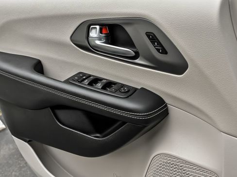 Used 2023 Chrysler Pacifica Touring-L FWD image 13