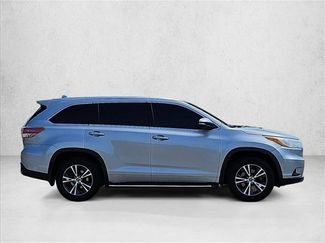 Used 2016 Toyota Highlander XLE FWD video 4