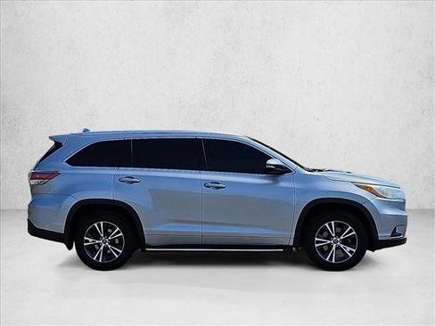 Used 2016 Toyota Highlander XLE FWD image 4