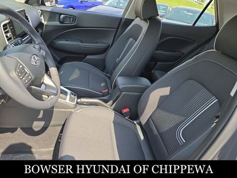 Used 2025 Hyundai Venue Limited FWD image 10