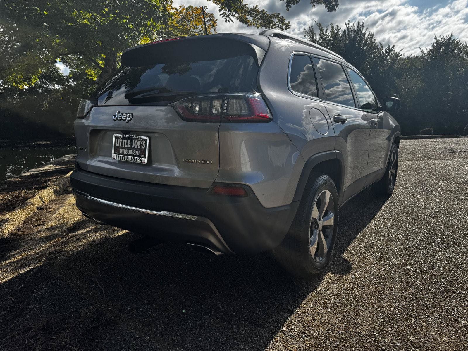 Used 2019 Jeep Cherokee Limited w/ Luxury Group AWD/4WD image 4
