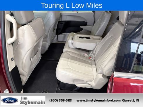 Used 2017 Chrysler Pacifica Touring-L w/ Tire & Wheel Group FWD image 5