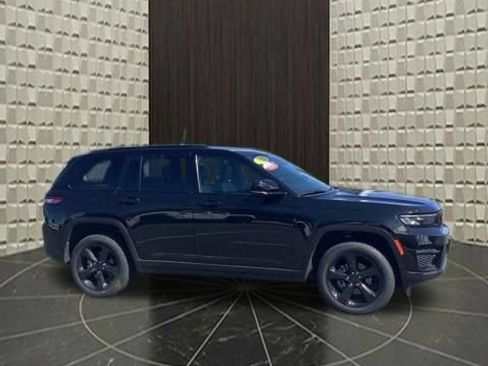 Used 2023 Jeep Grand Cherokee Altitude AWD/4WD image 3